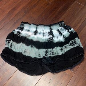 Japna tie-dye Flowey shorts.